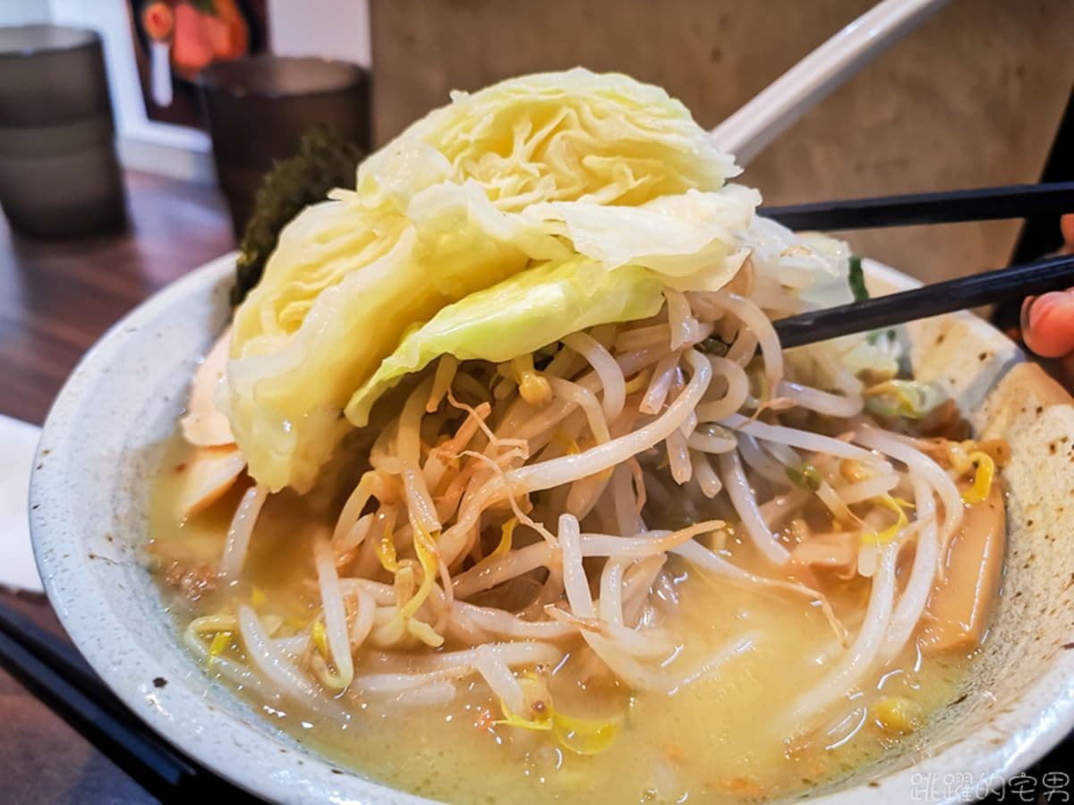 加麵免費！超濃郁「雞白湯拉麵」配菜多到看不見麵，老饕吃法必搭豚叉燒飯