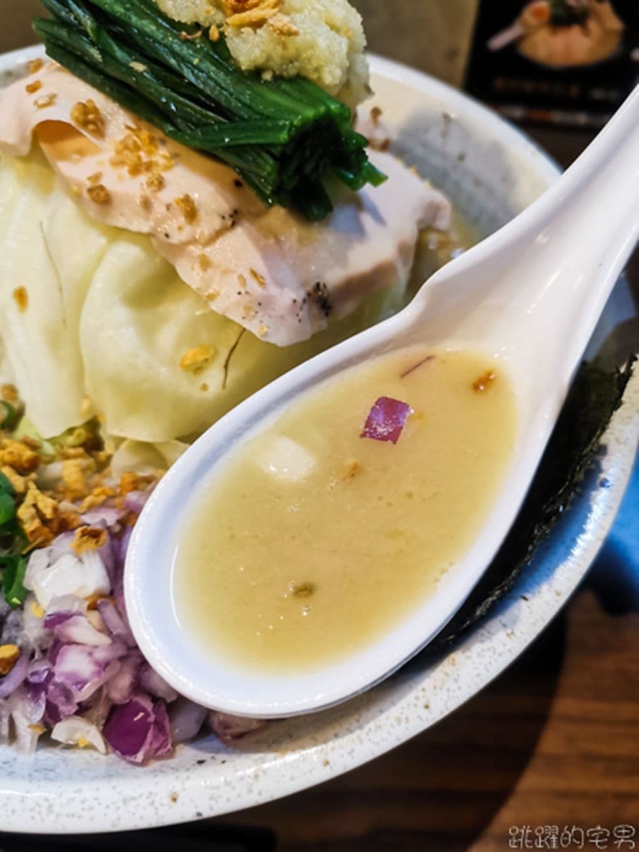 加麵免費！超濃郁「雞白湯拉麵」配菜多到看不見麵，老饕吃法必搭豚叉燒飯