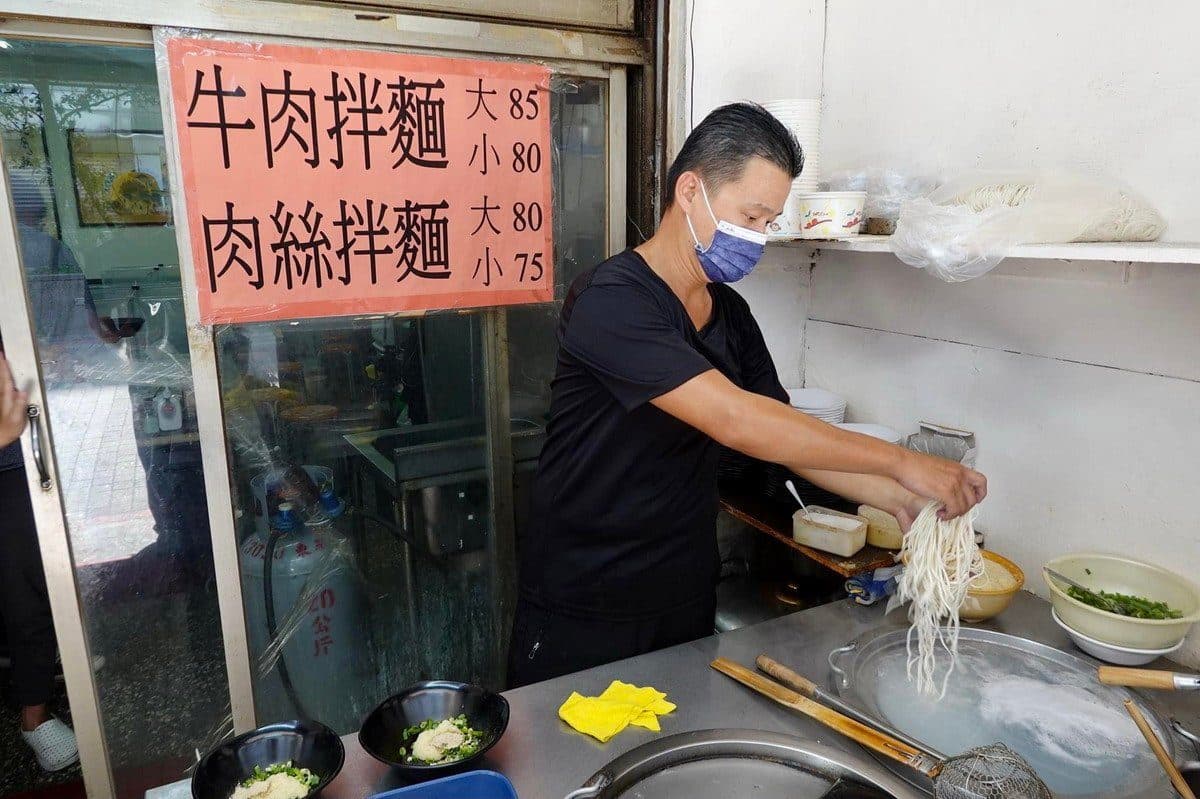 文大學生必嗑！大分量「牛肉拌麵」有濃郁蒜蓉香，還能免費喝鮮甜「豬骨湯」
