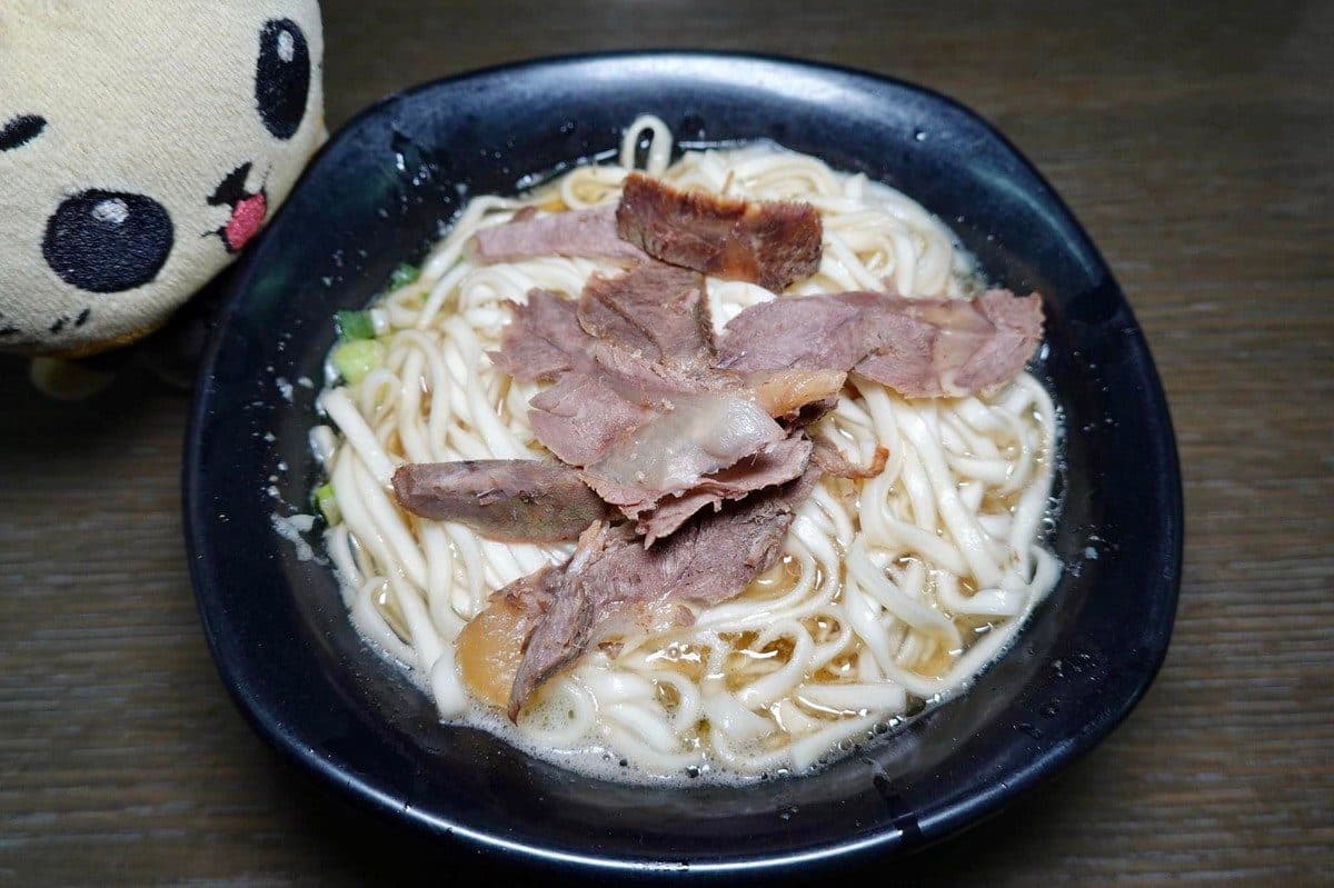 文大學生必嗑！大分量「牛肉拌麵」有濃郁蒜蓉香，還能免費喝鮮甜「豬骨湯」