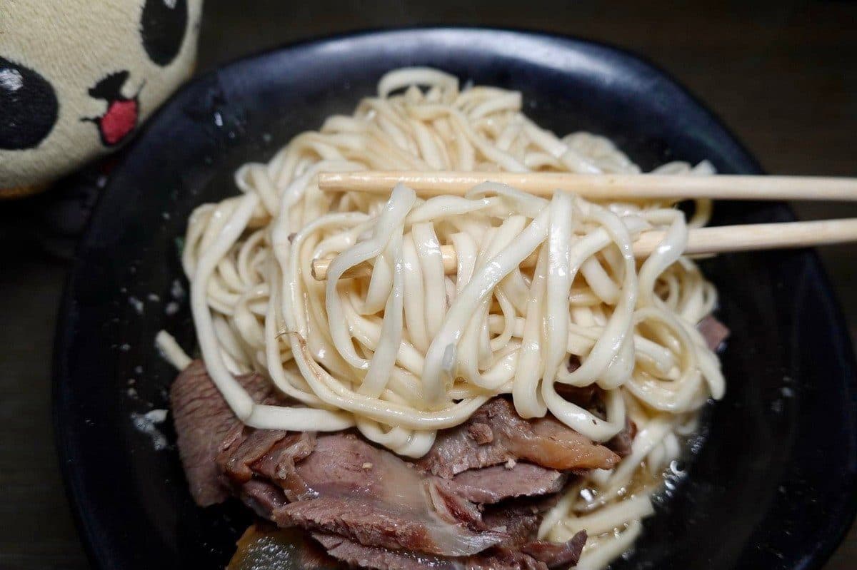 文大學生必嗑！大分量「牛肉拌麵」有濃郁蒜蓉香，還能免費喝鮮甜「豬骨湯」