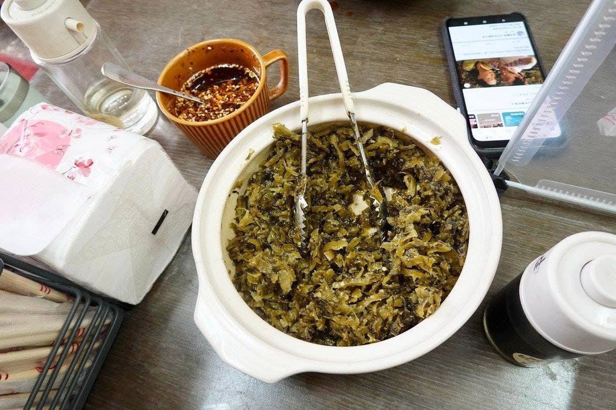 文大學生必嗑！大分量「牛肉拌麵」有濃郁蒜蓉香，還能免費喝鮮甜「豬骨湯」