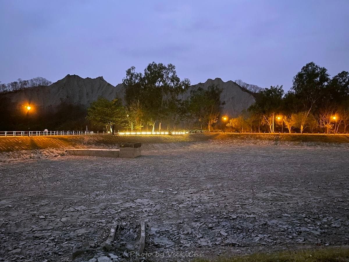 CNN評價必訪！高雄「地質公園」打卡絕美燈光秀，荒涼惡地景觀彷彿置身月球