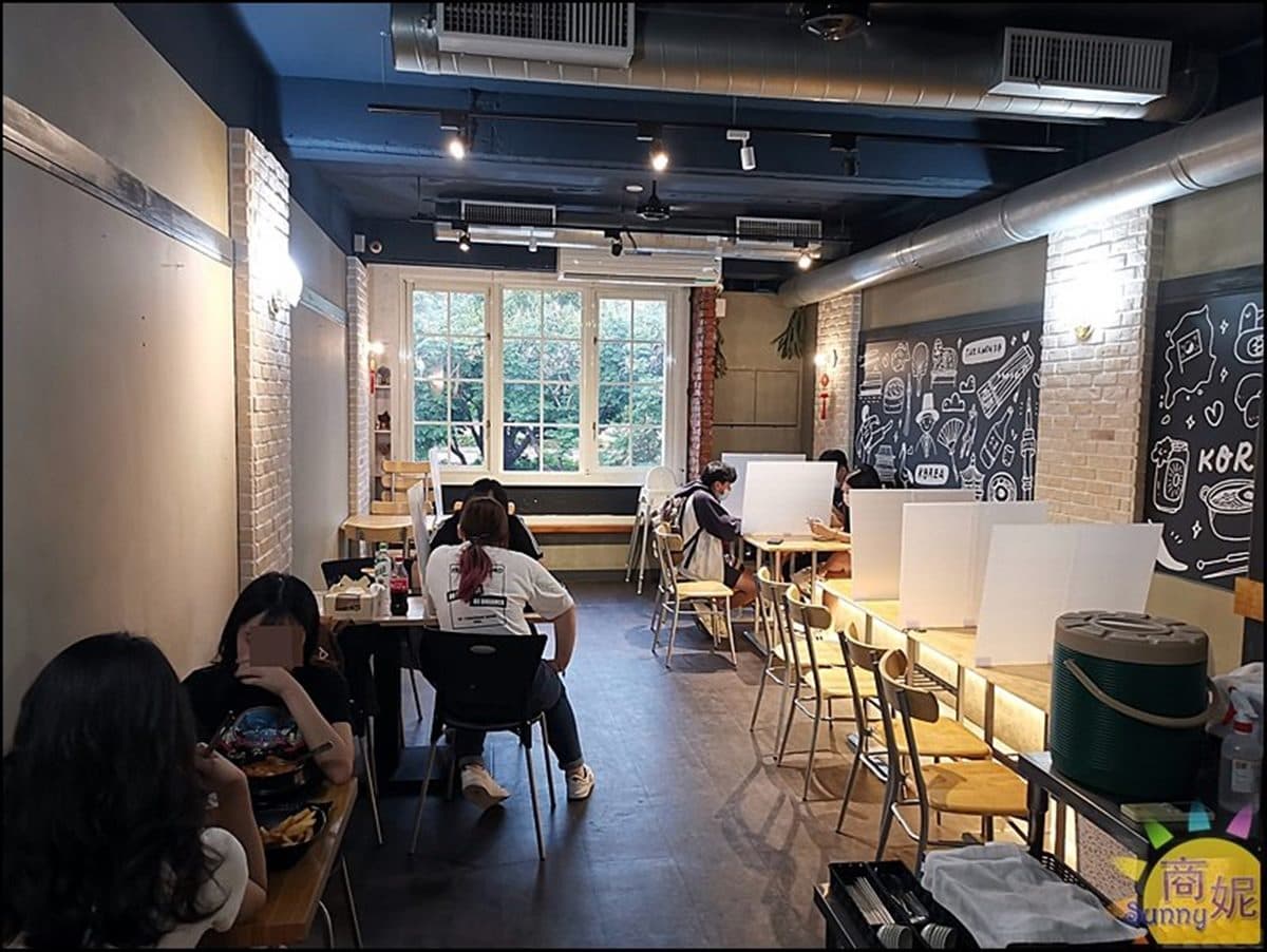 4.5星好評！台中道地韓餐必嘗滿料「辣豆腐煲」，超罪惡炸雞年糕還會牽絲