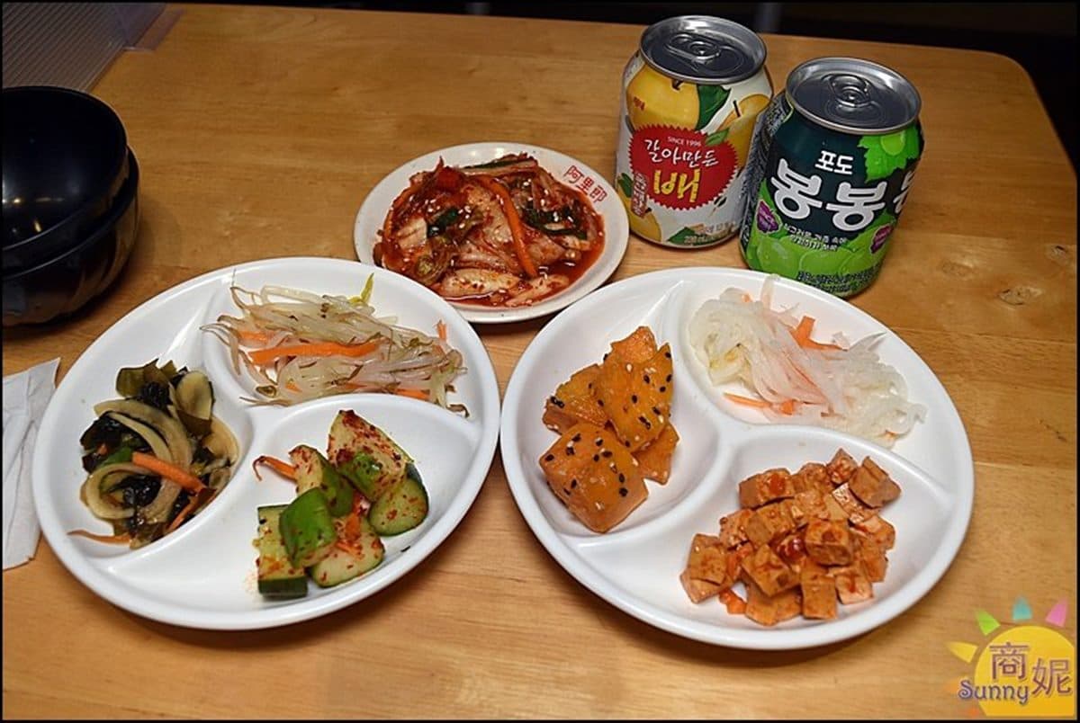 4.5星好評！台中道地韓餐必嘗滿料「辣豆腐煲」，超罪惡炸雞年糕還會牽絲