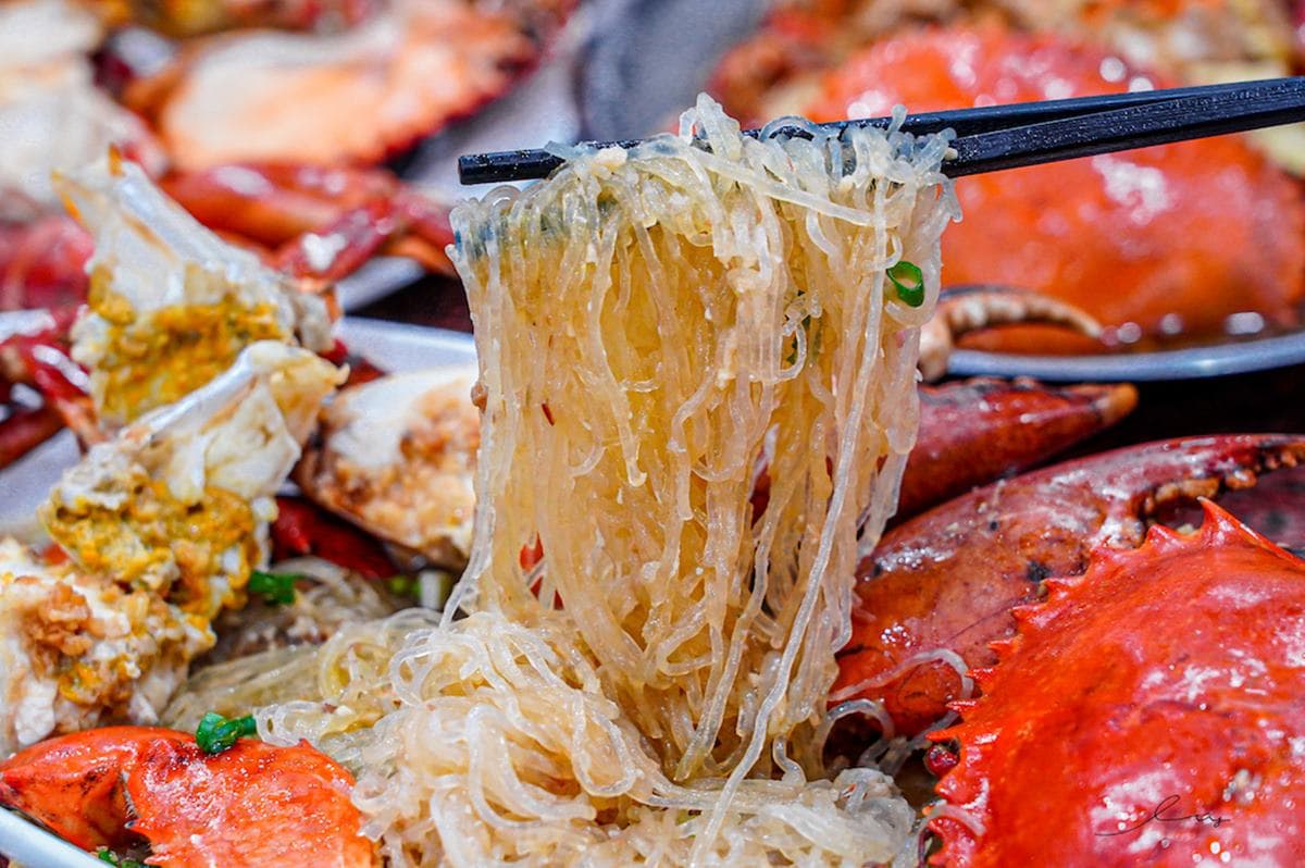 ８折開嗑！台中現撈「活蟹料理」吃得到飽滿蟹黃，必點紅蟳麻油蛋、蒜味沙公