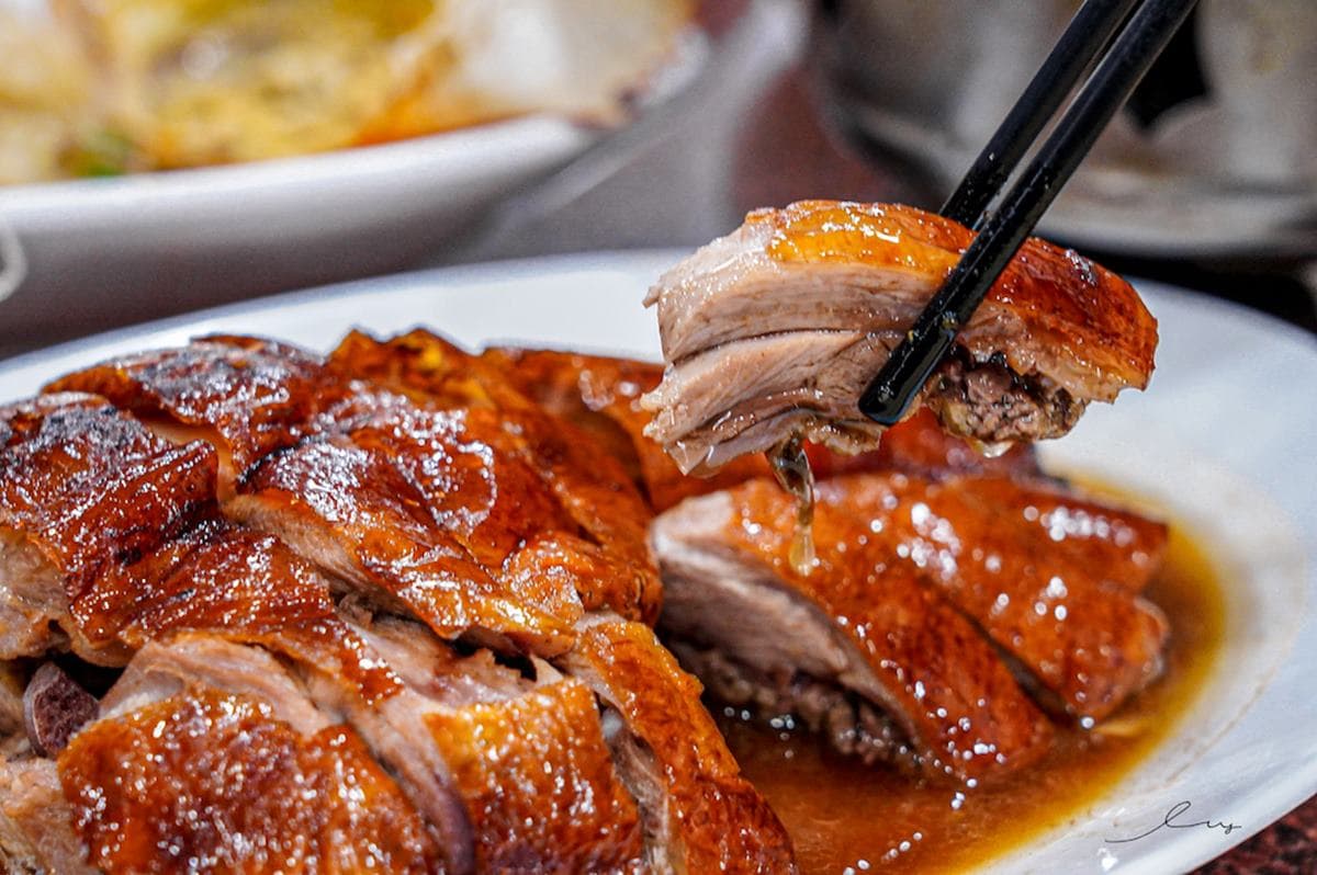 ８折開嗑！台中現撈「活蟹料理」吃得到飽滿蟹黃，必點紅蟳麻油蛋、蒜味沙公