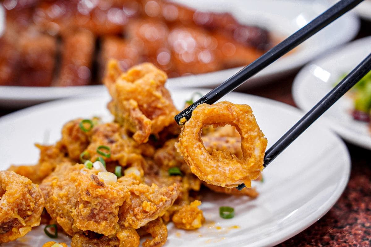 ８折開嗑！台中現撈「活蟹料理」吃得到飽滿蟹黃，必點紅蟳麻油蛋、蒜味沙公