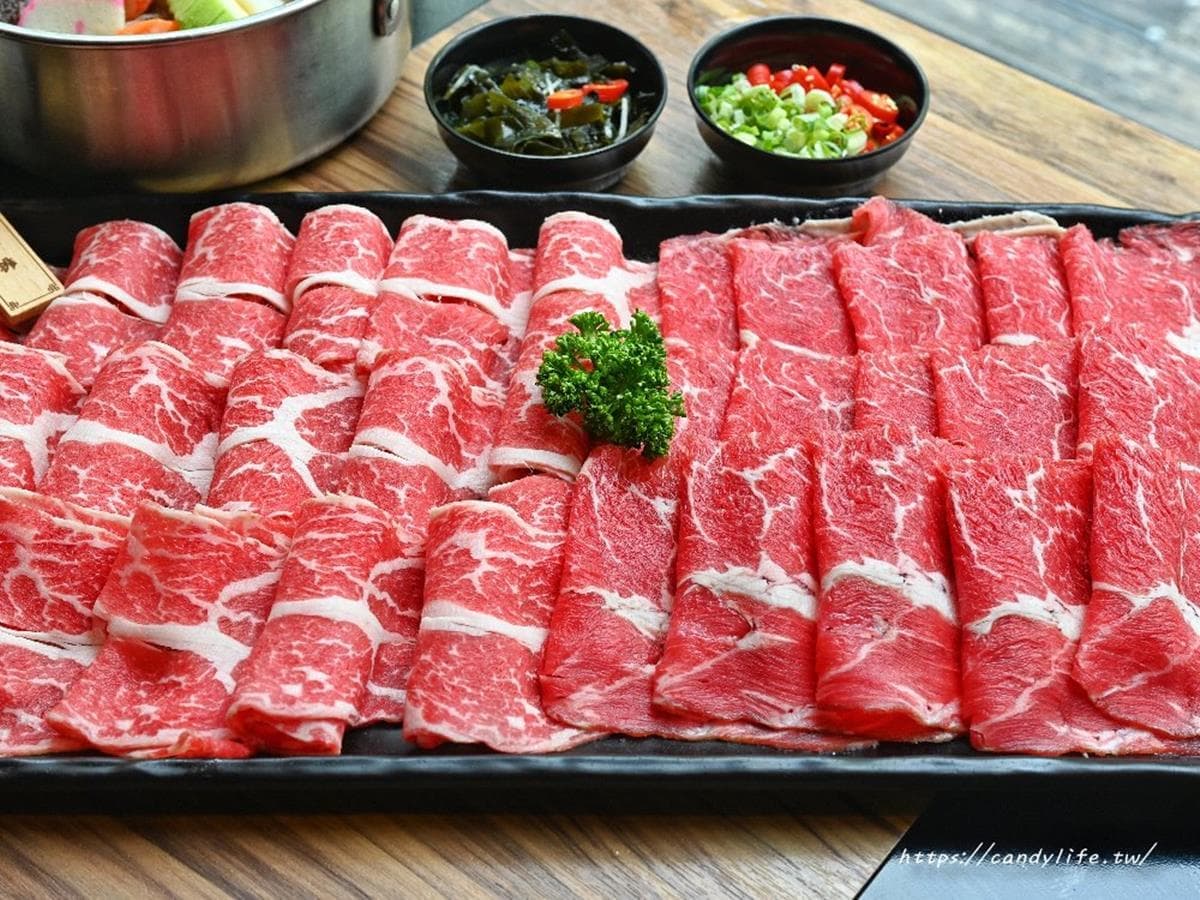 加１元爽嗑40隻蝦！台中「平價鍋物」必點20盎司肉盤，滿料相撲鍋有２隻雞腿