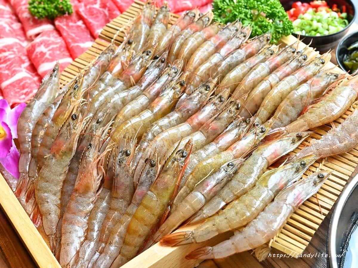 加１元爽嗑40隻蝦！台中「平價鍋物」必點20盎司肉盤，滿料相撲鍋有２隻雞腿