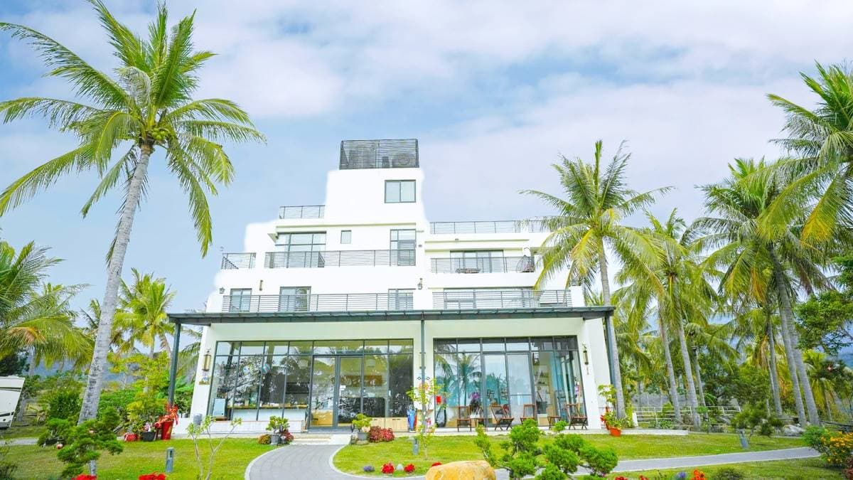 網美度假首選！台東純白民宿賞無敵山海景，夜晚還能躺草皮數星星