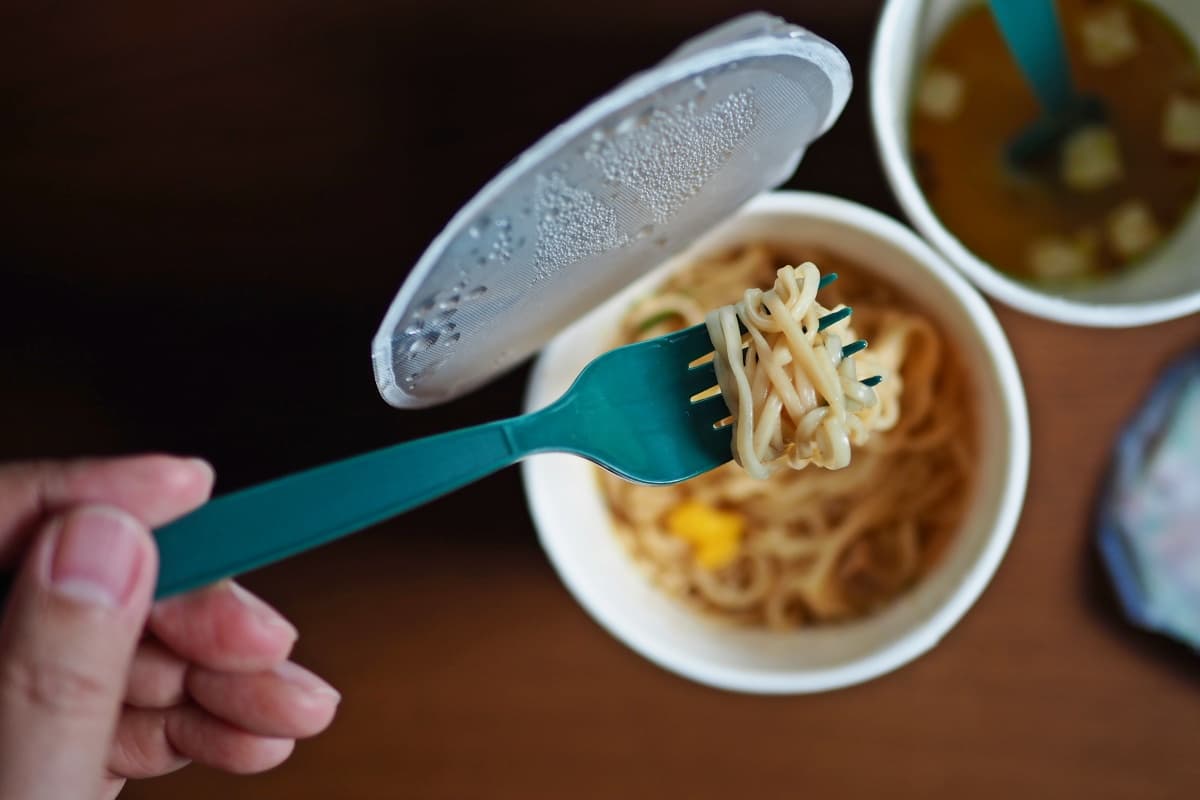 「泡麵Ｑ彈有嚼勁」靠１招！網友曝獨門吃法，老饕稱：吃起來跟用煮的一樣