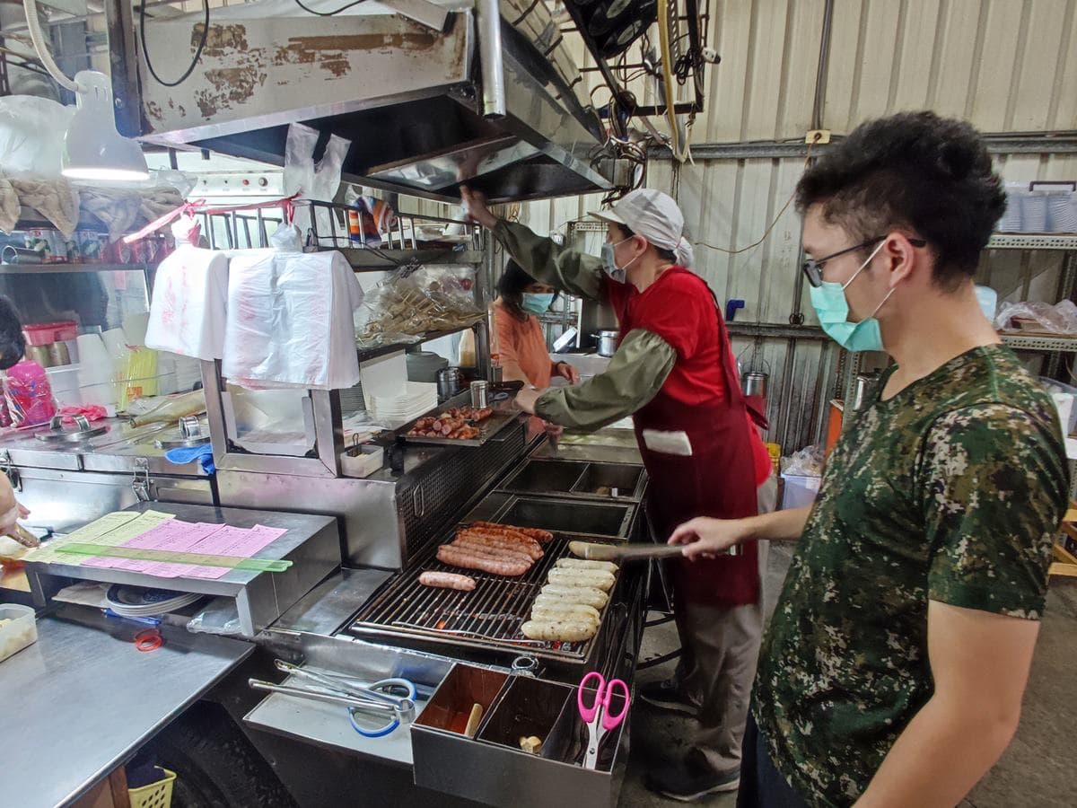 府城人最愛台式下午茶！台南最強10元黑輪，竟躲在鐵皮屋廠房內