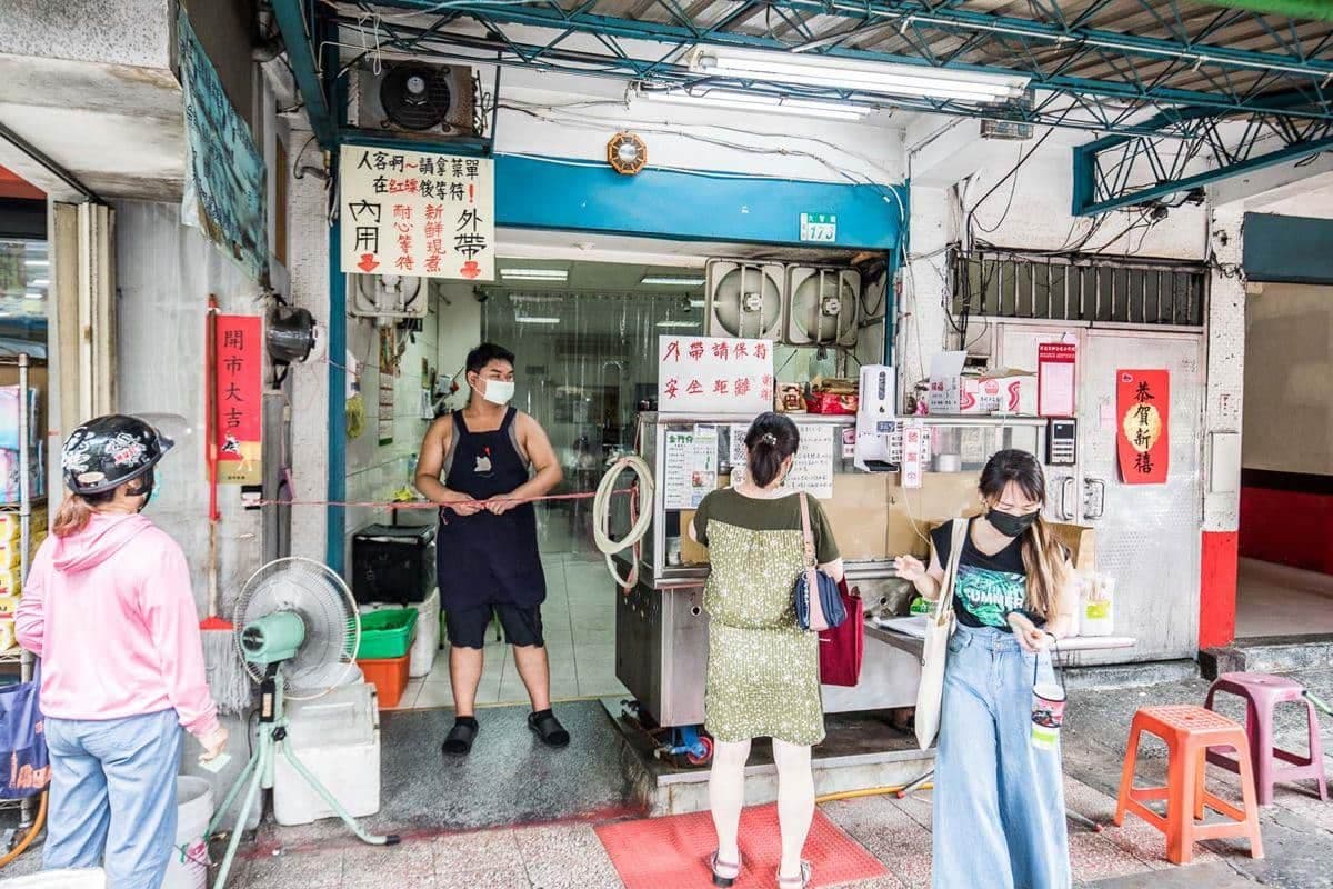紅到韓國去!三重超夯「虱目魚蓋飯」肉堆到滿出來,招牌「豆豉魚頭」也必點 紅到韓國去!三重超夯「虱目魚蓋飯」肉堆到滿出來,招牌「豆豉魚頭」也必點
