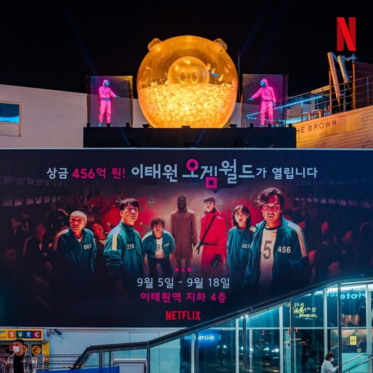 Netflix夯爆《魷魚遊戲》場景神還原!123木頭人巨型女娃、小豬撲滿出沒地鐵站 Netflix夯爆《魷魚遊戲》場景神還原!123木頭人巨型女娃、小豬撲滿出沒地鐵站