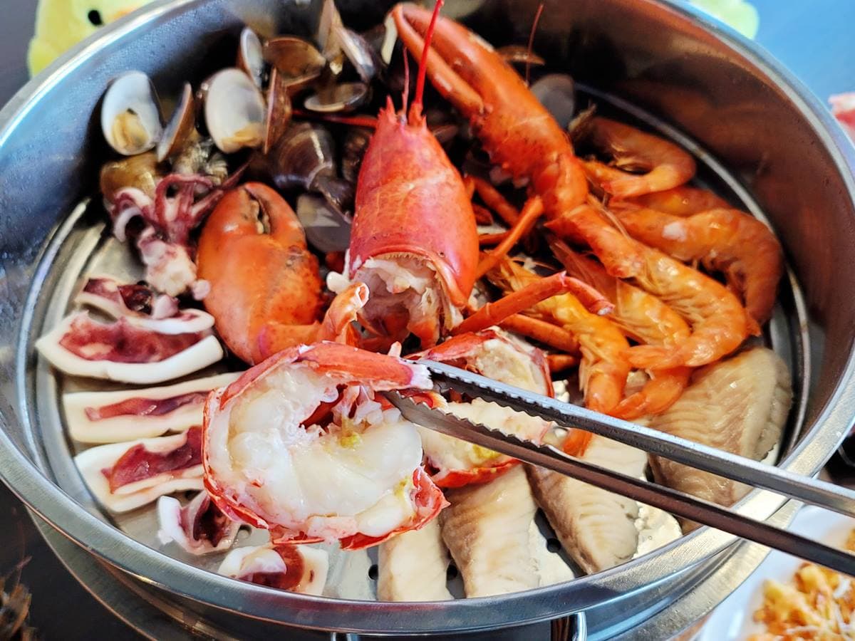 整隻雞下去煮！宜蘭最新韓風網美餐廳 ，先嗑「韓式雞鍋+海鮮蒸籠塔」
