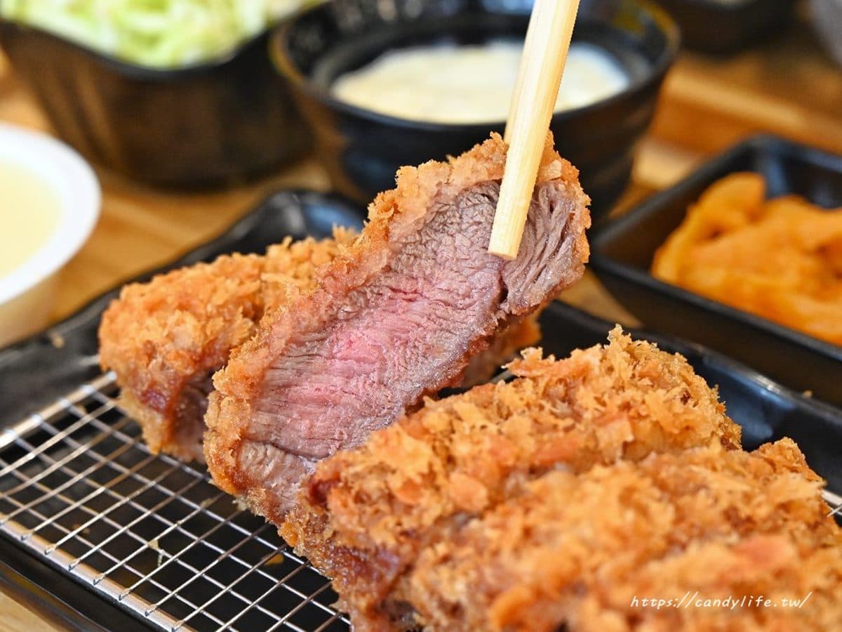 內用免費嗑麻辣燙！台中平價豬排飯牽絲超邪惡，熟成炸牛排258元吃得到