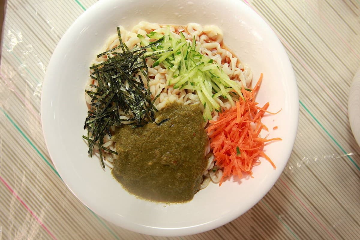 玩台南必逛百年菜市場！鴨母寮３家超有哏美食：巨無霸布丁、皮蛋涼麵
