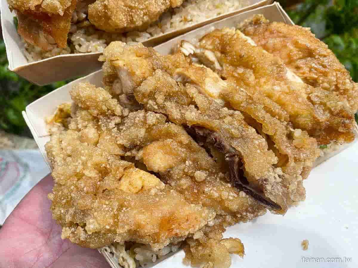 滿到蓋不起來!台南超浮誇炒飯鋪「整塊雞排」只要90元,還能免費加飯太佛心 滿到蓋不起來!台南超浮誇炒飯鋪「整塊雞排」只要90元,還能免費加飯太佛心