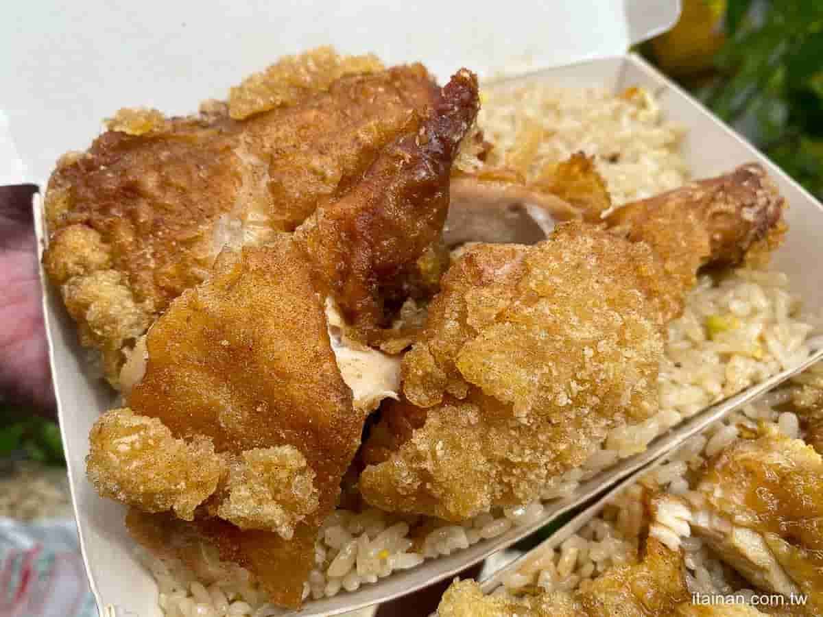 滿到蓋不起來!台南超浮誇炒飯鋪「整塊雞排」只要90元,還能免費加飯太佛心 滿到蓋不起來!台南超浮誇炒飯鋪「整塊雞排」只要90元,還能免費加飯太佛心