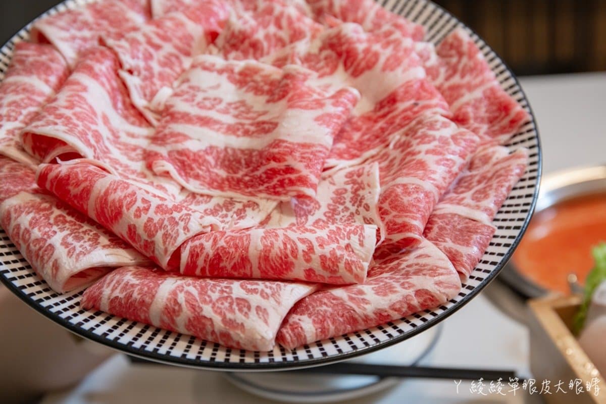 肉控快衝！新竹人氣火鍋推「幾號生日換幾片肉」，升級１斤蛤蜊湯底只要99元