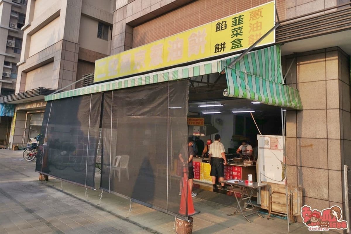 只要25元！台南老字號「爆量韭菜盒」一咬會噴汁，手工捲餅夾特製酸菜超搭