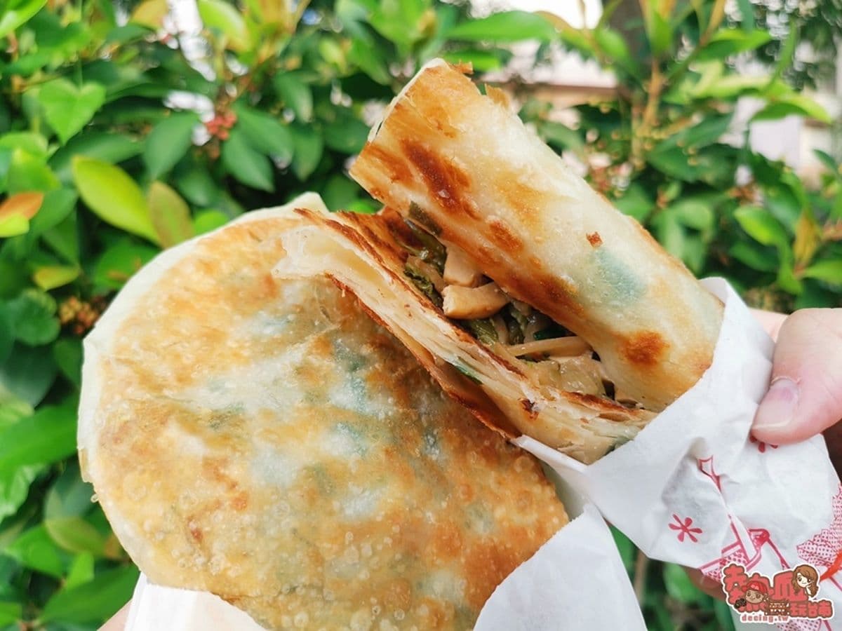 只要25元！台南老字號「爆量韭菜盒」一咬會噴汁，手工捲餅夾特製酸菜超搭