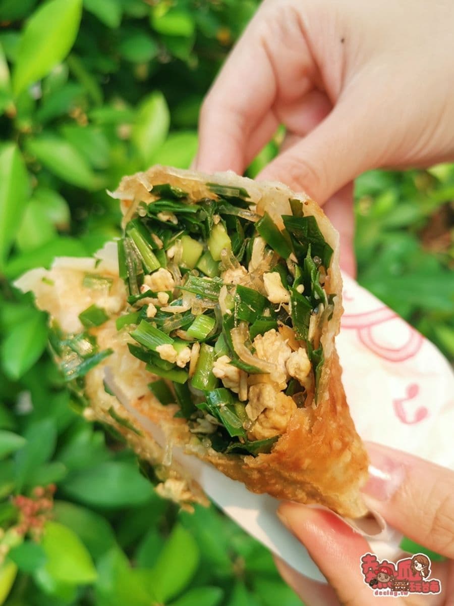 只要25元！台南老字號「爆量韭菜盒」一咬會噴汁，手工捲餅夾特製酸菜超搭