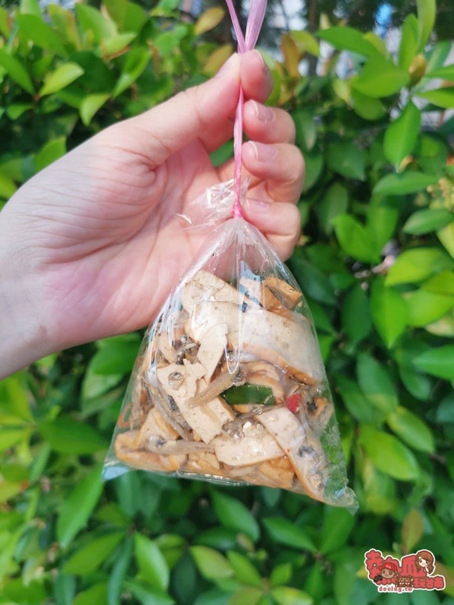 只要25元！台南老字號「爆量韭菜盒」一咬會噴汁，手工捲餅夾特製酸菜超搭