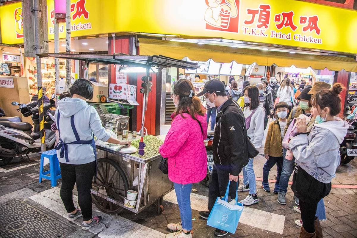 全台僅此一家！50年「炭烤放屁豆」超級懷舊古早味，炭香＋胡椒香愈吃愈唰嘴
