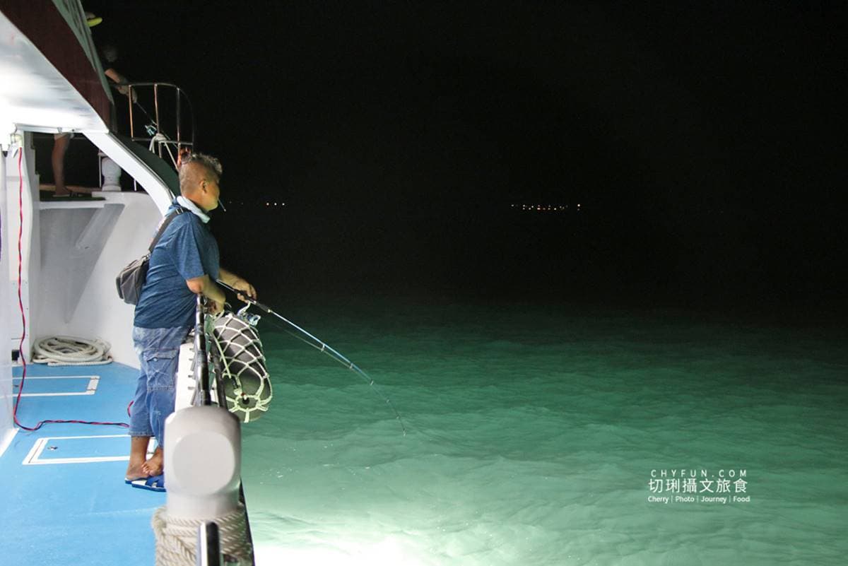 包船爽玩!澎湖「雙層遊艇」出海體驗夜釣小管,還能享受BBQ大餐、歡唱KTV 包船爽玩!澎湖「雙層遊艇」出海體驗夜釣小管,還能享受BBQ大餐、歡唱KTV