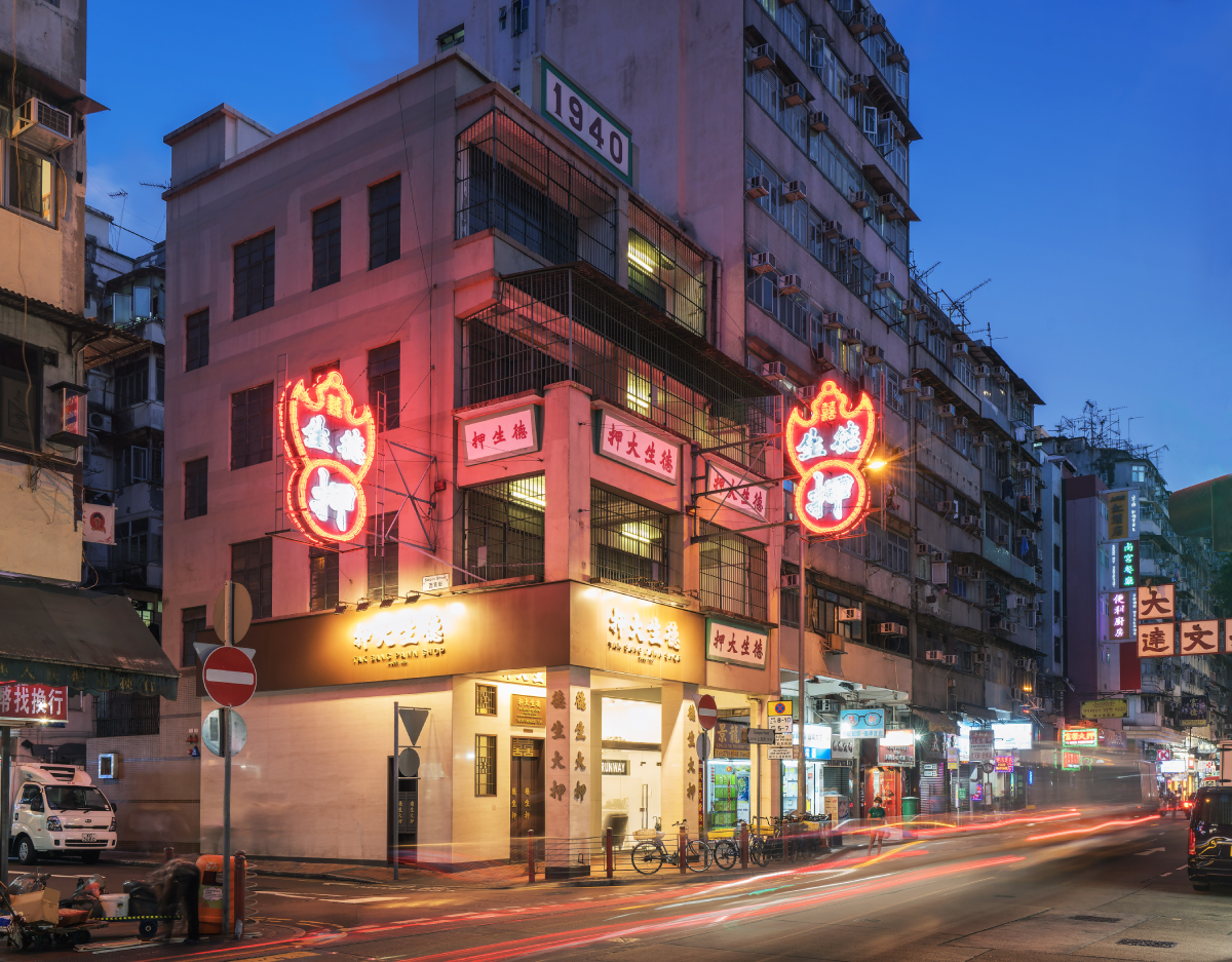 包進一整尾大蝦的雲吞吃過沒？找「蝠鼠吊金錢」、逛平民夜總會，回味老香港就到西九龍