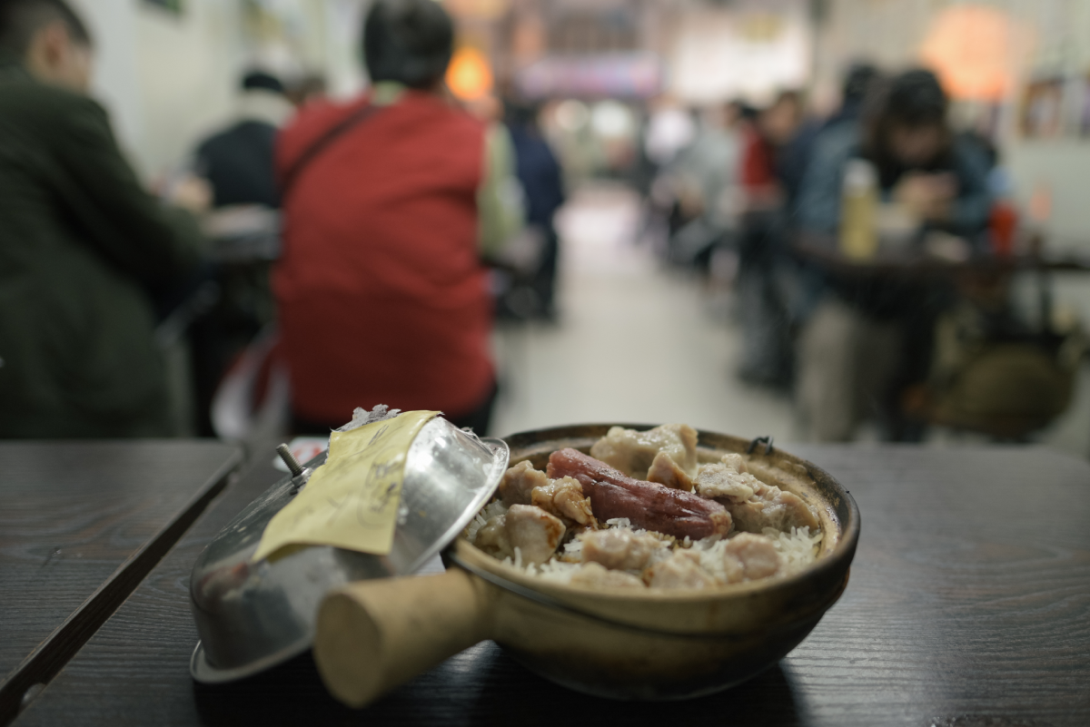 包進一整尾大蝦的雲吞吃過沒？找「蝠鼠吊金錢」、逛平民夜總會，回味老香港就到西九龍