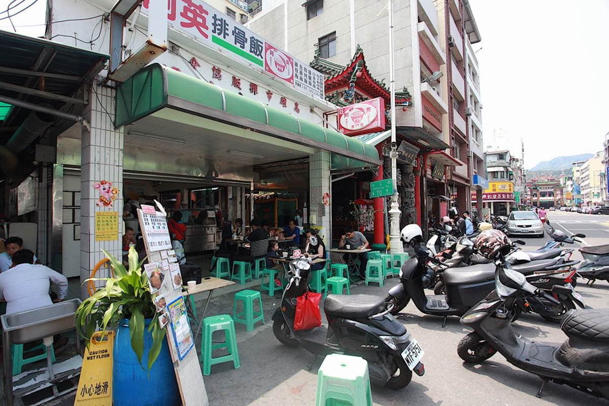 在地飄香66年！高雄「老字號便當」必點大分量排骨飯，排骨先醃再炸超入味