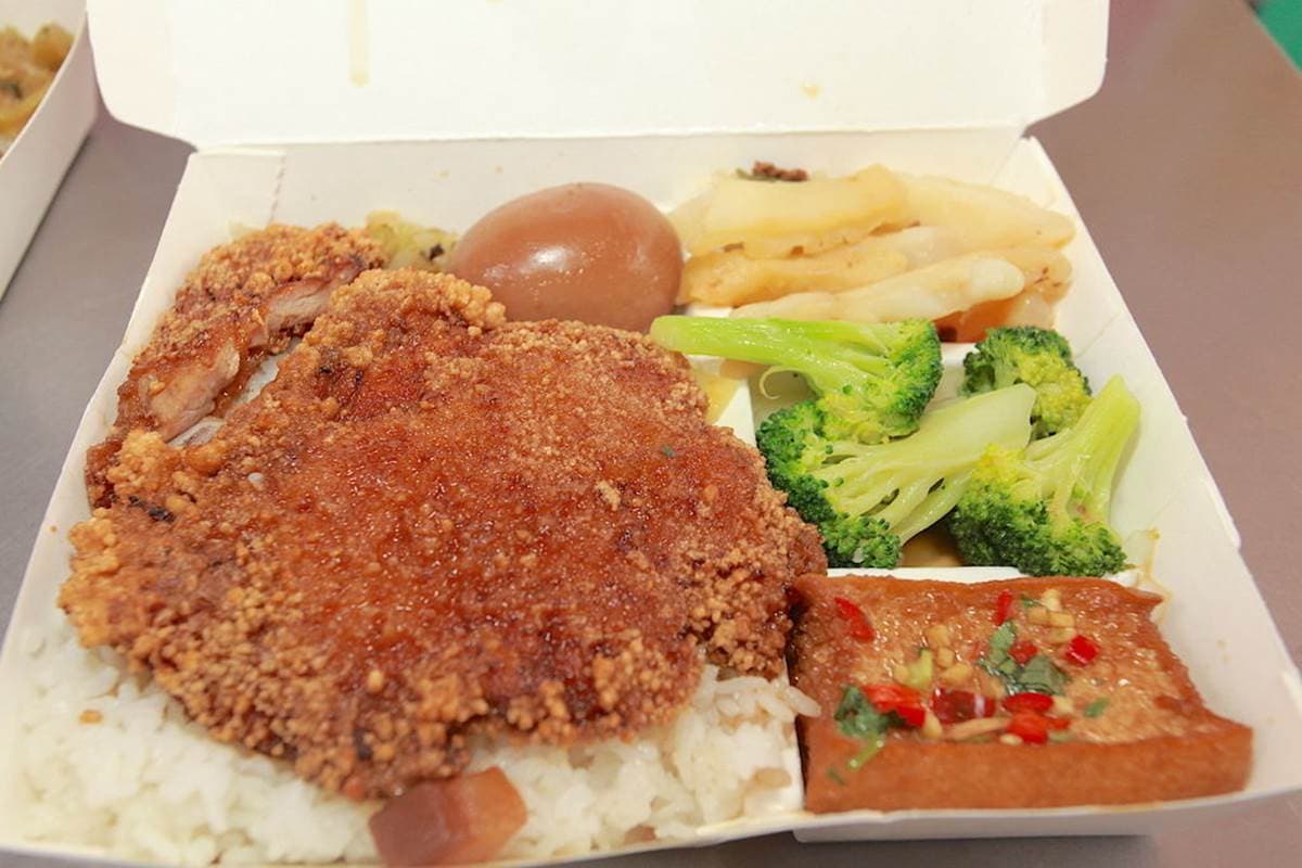在地飄香66年！高雄「老字號便當」必點大分量排骨飯，排骨先醃再炸超入味