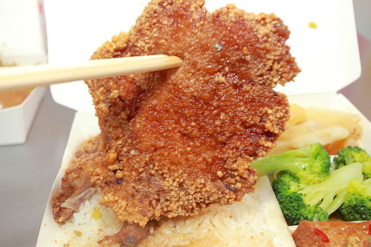 在地飄香66年！高雄「老字號便當」必點大分量排骨飯，排骨先醃再炸超入味