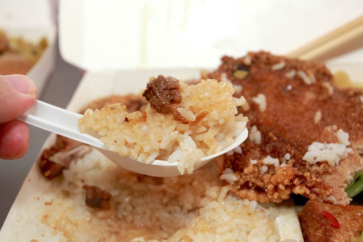 在地飄香66年！高雄「老字號便當」必點大分量排骨飯，排骨先醃再炸超入味