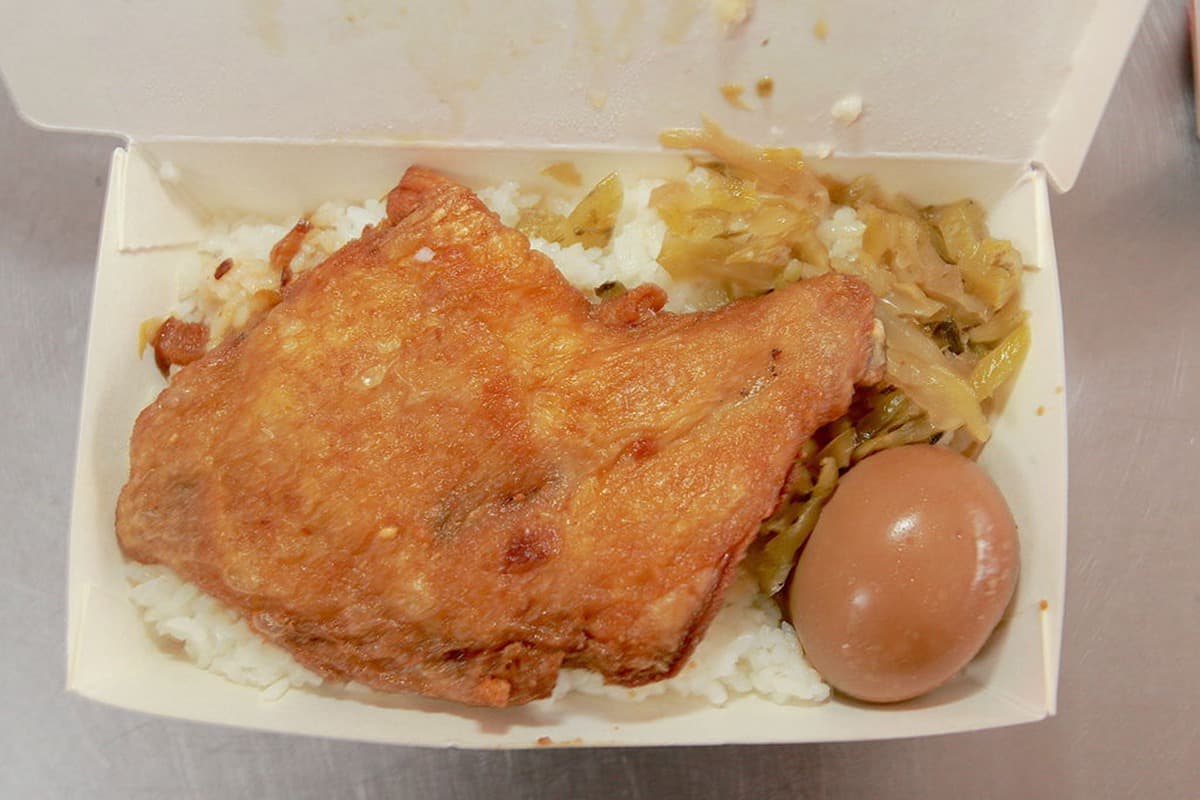 在地飄香66年！高雄「老字號便當」必點大分量排骨飯，排骨先醃再炸超入味