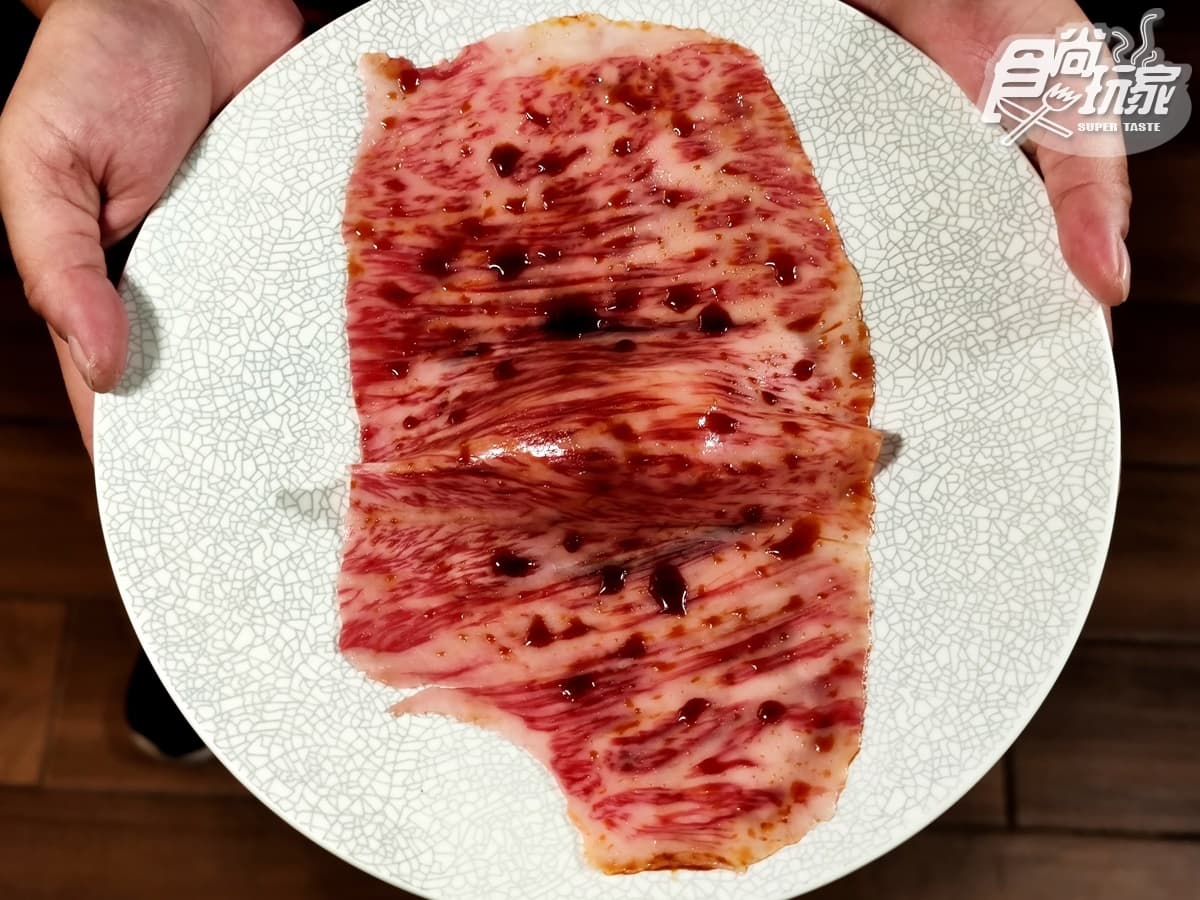 日本力士の燒肉店！台北超驚人「50CM和牛握壽司」，大胃王必挑戰「相撲飯」