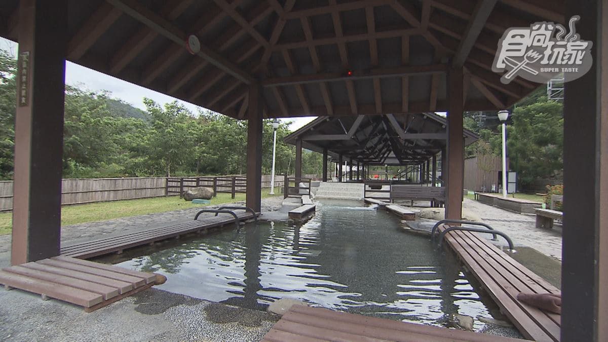 營區內的溫泉為碳酸氫鹽泉，水質清澈透明。