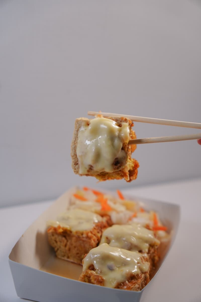 全台首創！高雄超有哏「牽絲臭豆腐」一咬就噴汁，限量雞蛋起司晚來吃不到