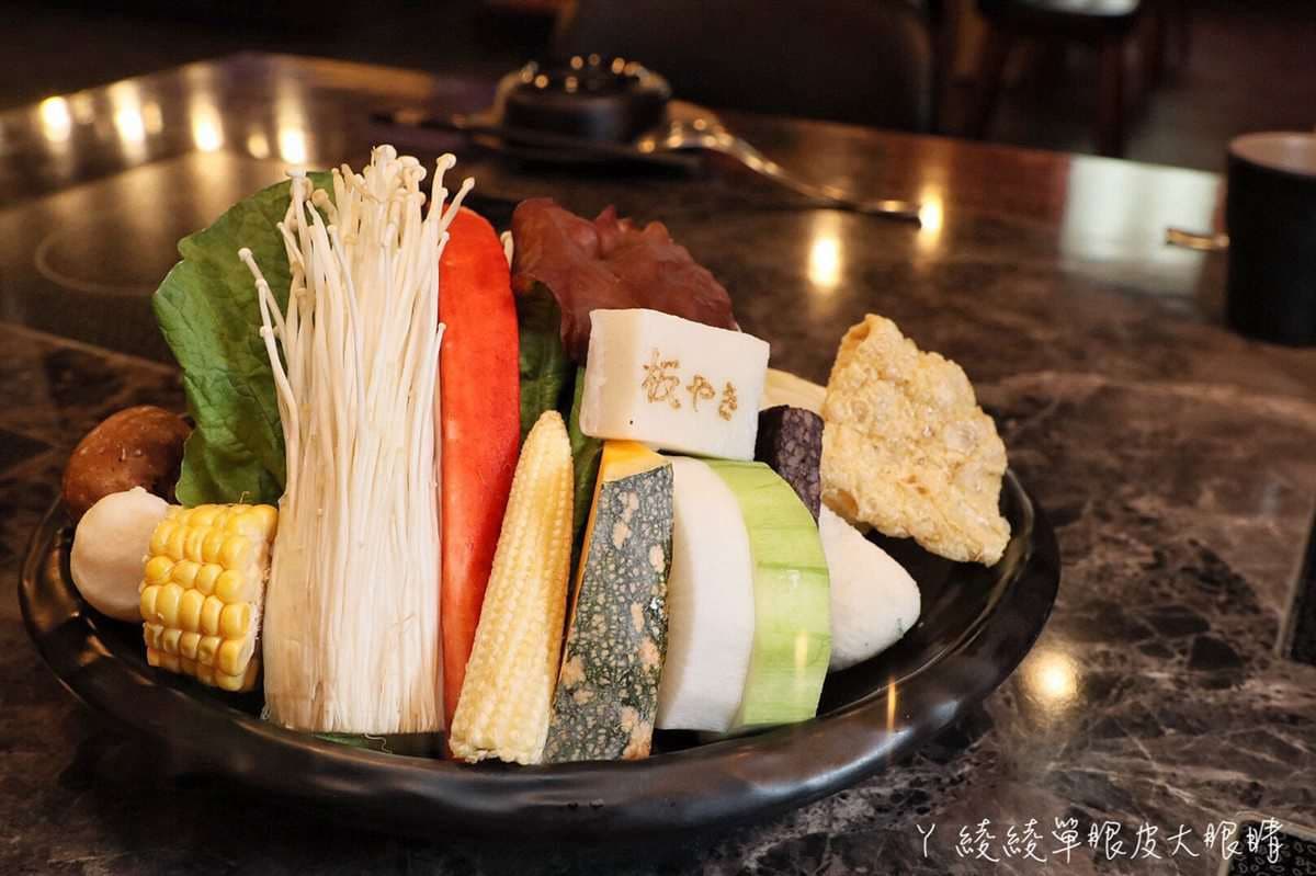【新開店】鍋控好嗨!新竹浮誇鍋物打卡「奶瓶乳牛」,海鮮盤爽嗑11種海味 【新開店】鍋控好嗨!新竹浮誇鍋物打卡「奶瓶乳牛」,海鮮盤爽嗑11種海味