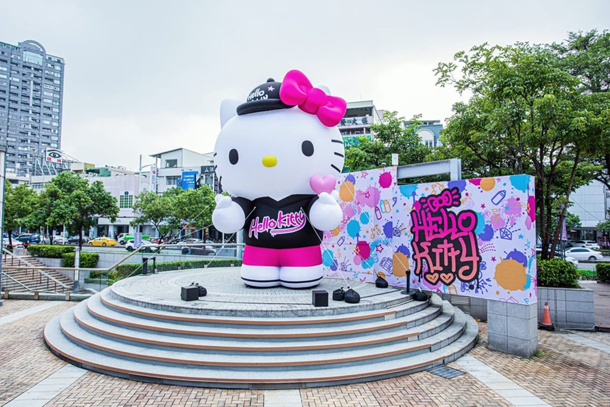 全台最早耶誕城!巨型嘻哈風Kitty可拍,16公尺耶誕樹、歐洲小鎮打卡 全台最早耶誕城!巨型嘻哈風Kitty可拍,16公尺耶誕樹、歐洲小鎮打卡