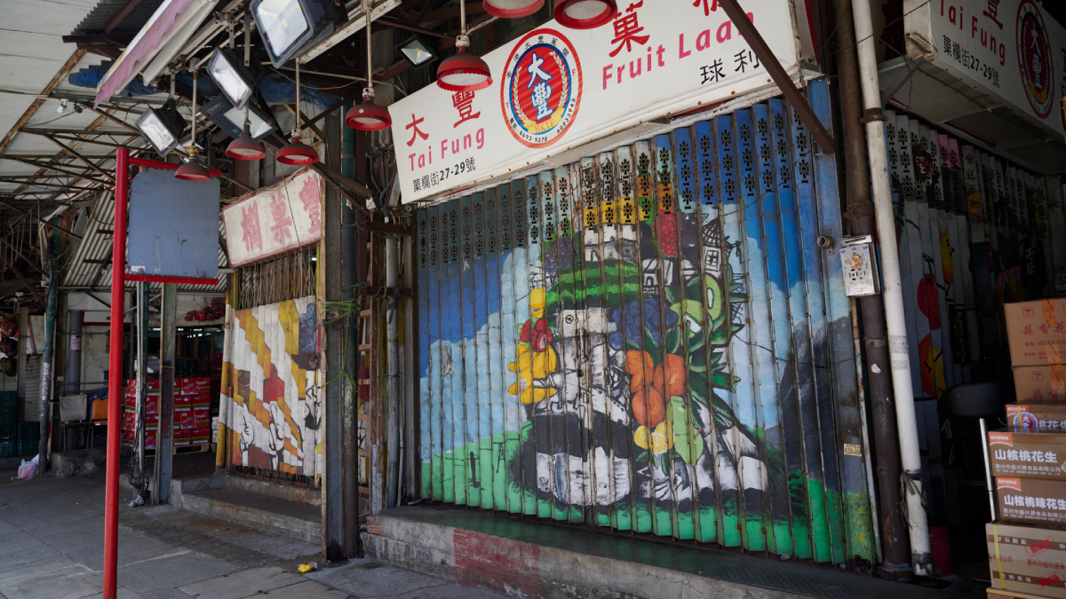 市場隱藏版「新潮畫廊」，香港西九龍彩繪牆大公開！百年古廟裡發現無人書店