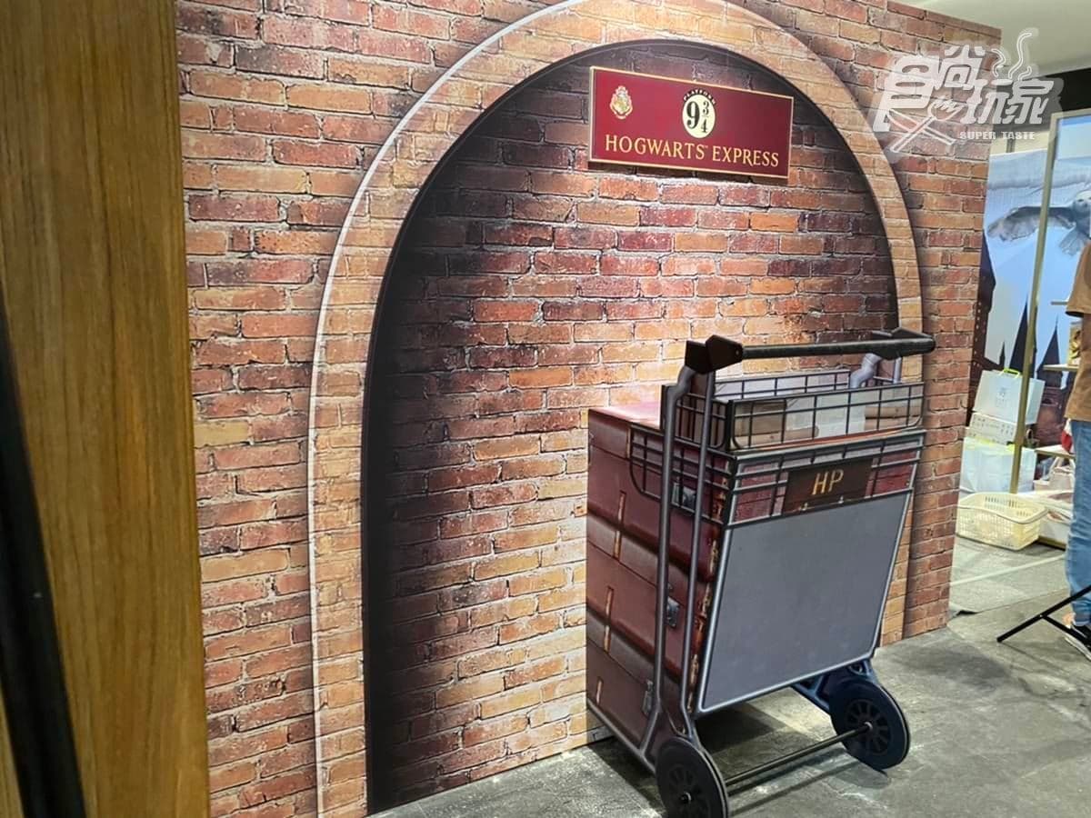 「哈利波特快閃店」開逛!打卡全台唯一「9又3/4月台」,學院長袍周邊必BUY 「哈利波特快閃店」開逛!打卡全台唯一「9又3/4月台」,學院長袍周邊必BUY