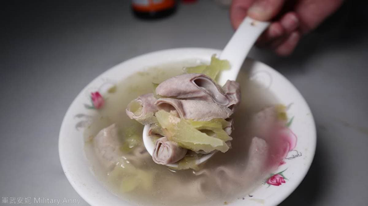 40年古早味！金門｢隱藏版早餐」在地人必點滿料豬腸湯，手工餛飩一咬就爆汁