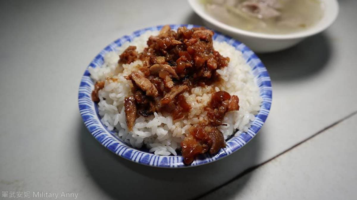 40年古早味！金門｢隱藏版早餐」在地人必點滿料豬腸湯，手工餛飩一咬就爆汁