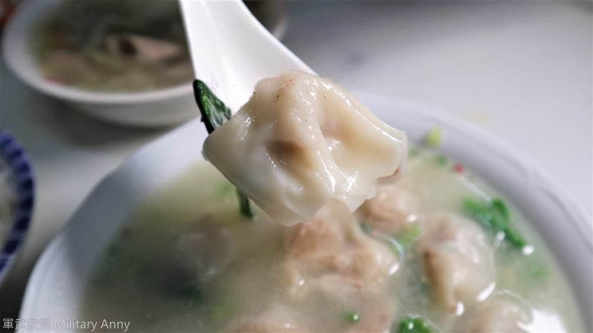 40年古早味！金門｢隱藏版早餐」在地人必點滿料豬腸湯，手工餛飩一咬就爆汁