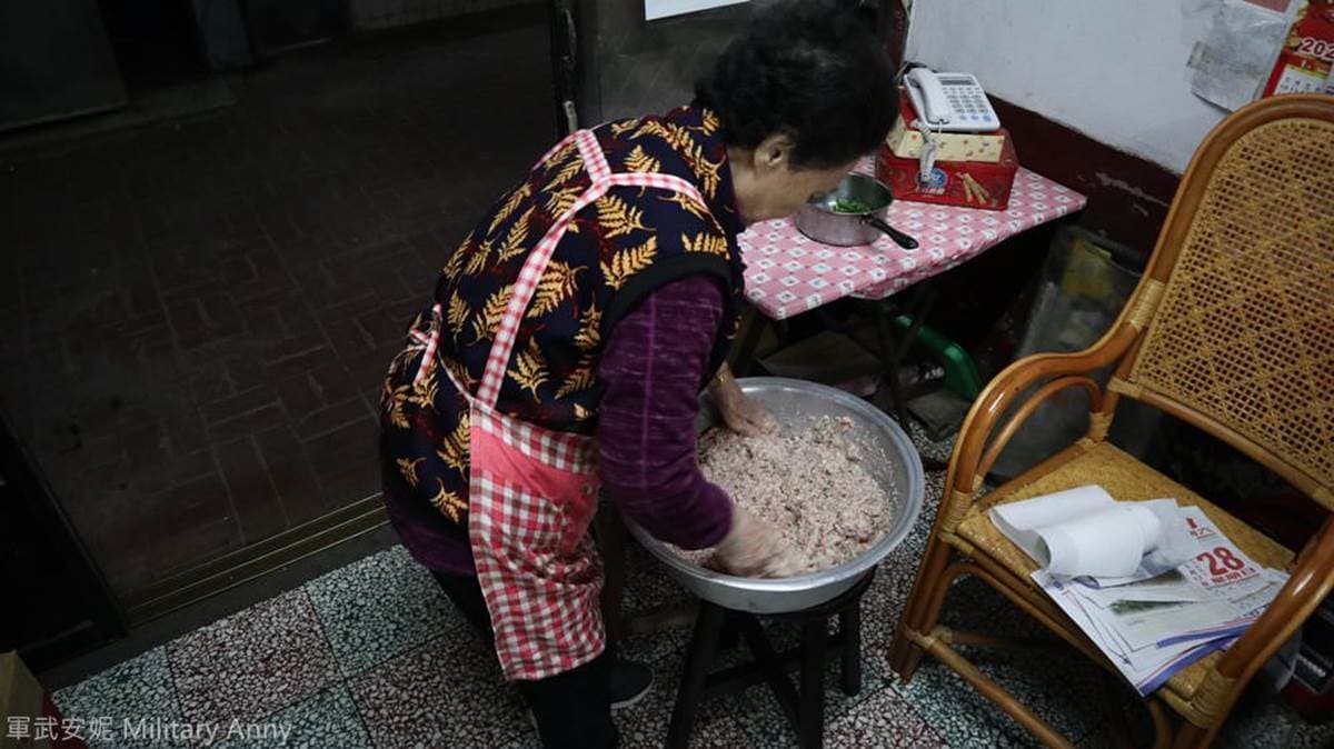 40年古早味！金門｢隱藏版早餐」在地人必點滿料豬腸湯，手工餛飩一咬就爆汁