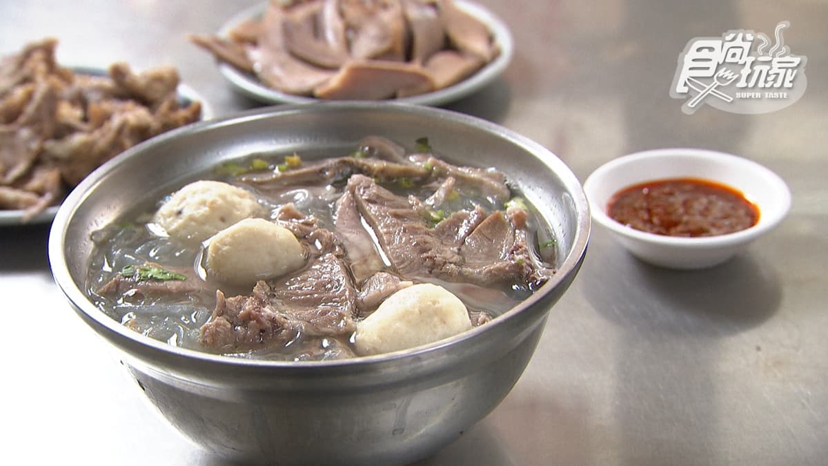 湯的「綜合冬粉」是招牌必點，可以吃到豬舌、骨肉、魚丸、鱈魚丸。